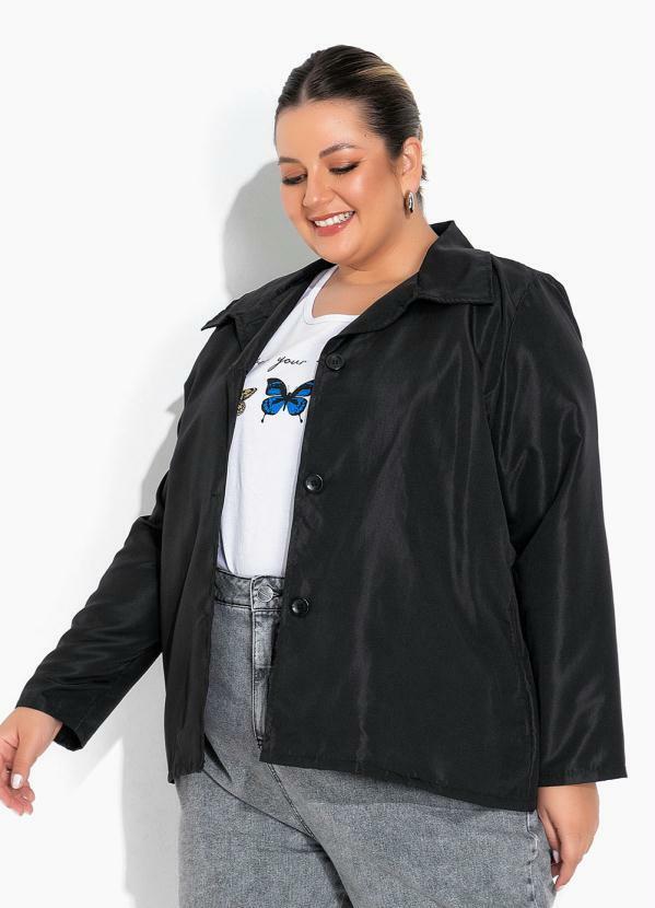 Jaqueta Preta com Bolsos e Botões Plus Size