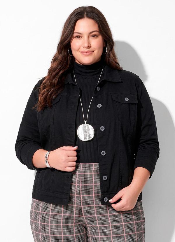 Jaqueta Preta Plus Size com Bolso Decorativo
