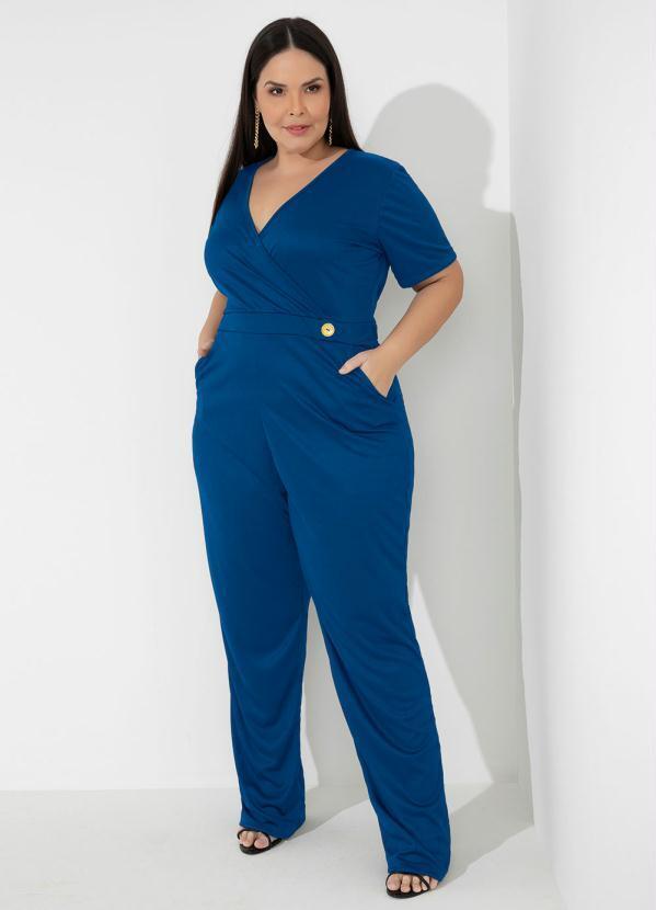 Macacão Azul com Botão Decorativo Plus Size