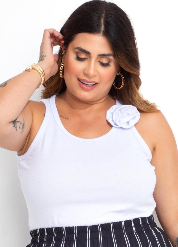 Regata Branca em Canelado com Flor
