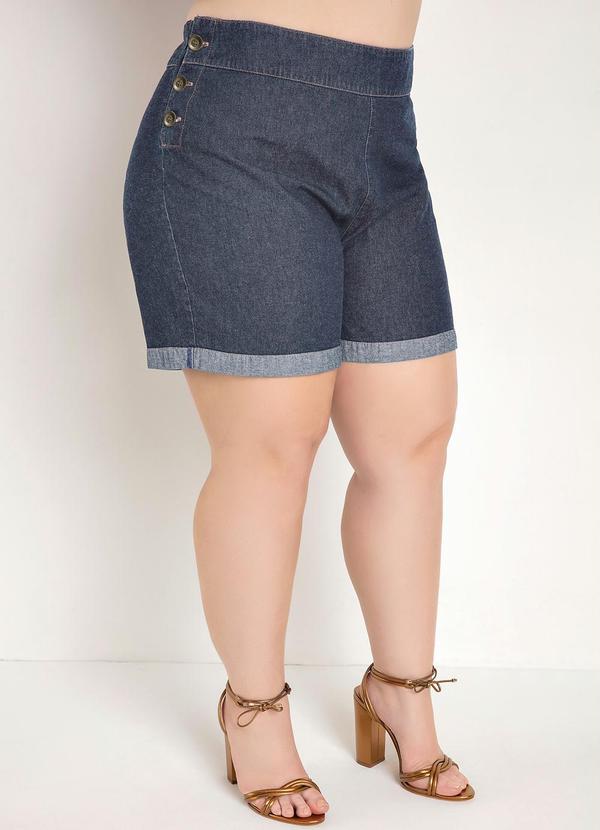 Short Jeans com Botões nas Laterais Plus Size