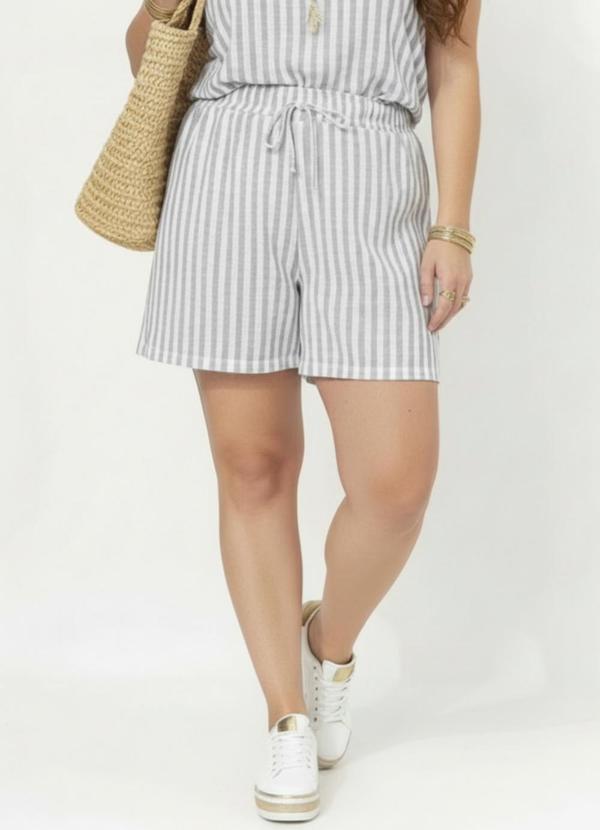 Short Listrado em Crepe Plano