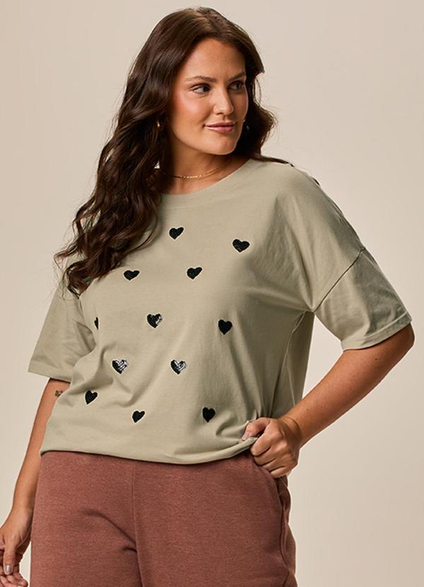 Camiseta Ampla com Corações em Paetê Plus Areia