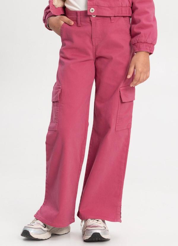 Calça Wide Leg em Sarja e Bolso Cargo Vermelho