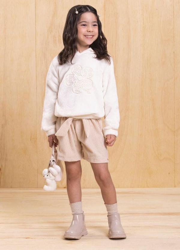 Conjunto Blusão Pelo Coelho e Shorts Bege