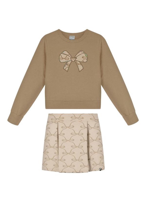 Conjunto com Shorts Saia Estampado e Blusão Bege