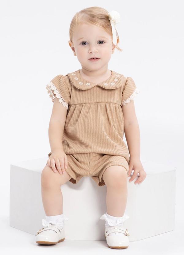 Conjunto Bebê com Blusa Bordada e Shorts Bege