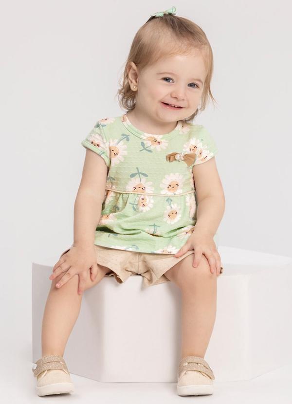 Conjunto com Blusa Estampada e Shorts Verde