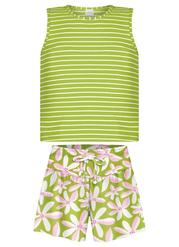 Conjunto com Blusa Listrada e Shorts Verde