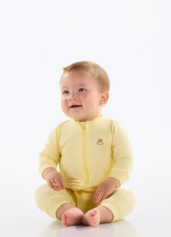 Vista 2 Macacão Unissex Bebê Suedine Amarelo Up Baby Up Baby