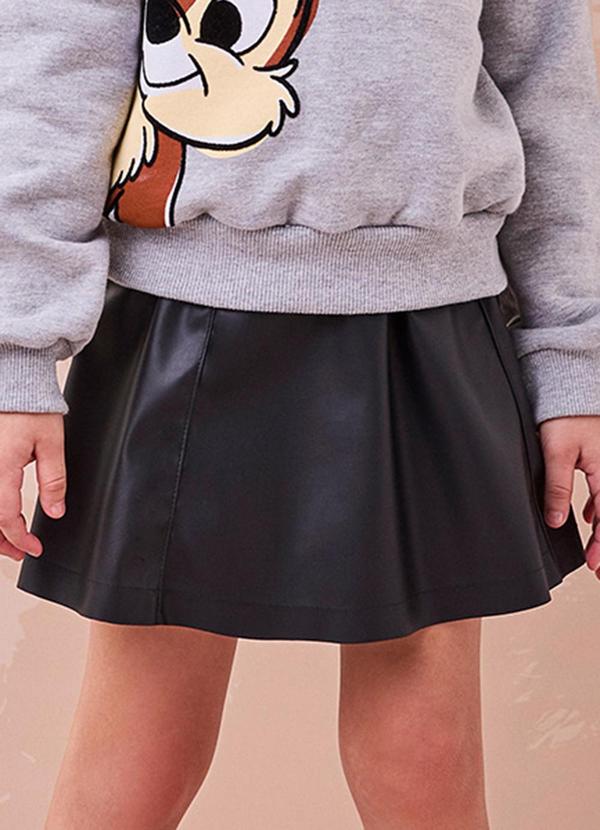 Vista 2 Saia Fake Leather com Pingente Preto Momi Momi