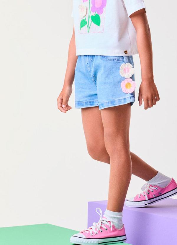 Short Jeans com Flor 3d de Crochê Azul