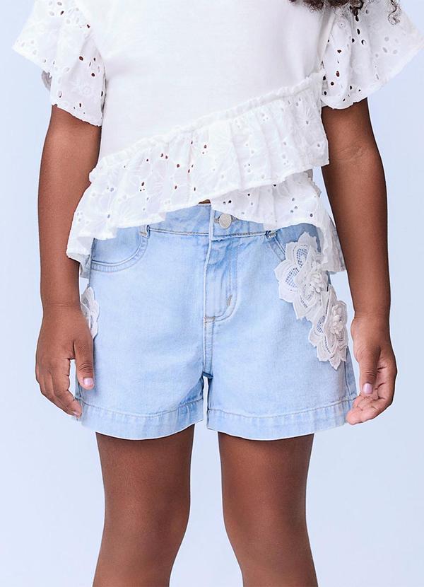 Short Jeans com Flores de Renda Azul