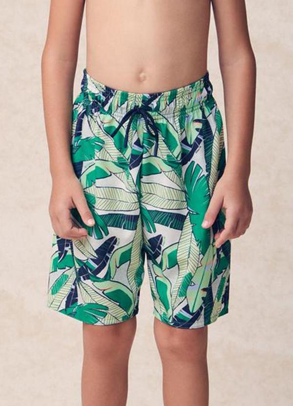 Bermuda em Tactel Estampada de Folhas Verde