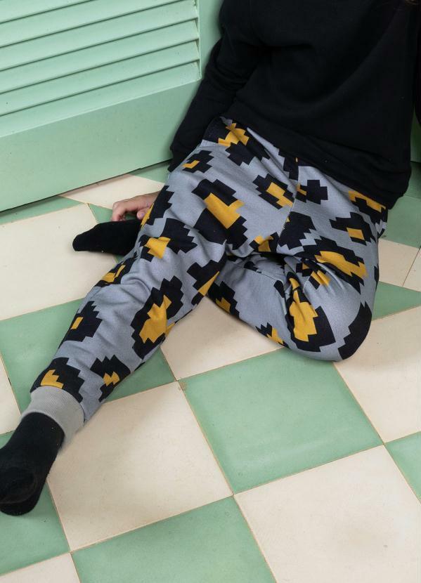 Vista 2 Calça Jogger de Moletom Estampa Onça Pixel Cinza Bento Bento