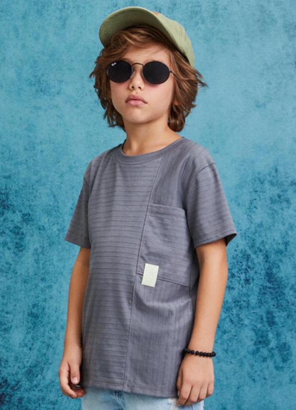 Camiseta Cinza com Recortes e Bolso Cinza