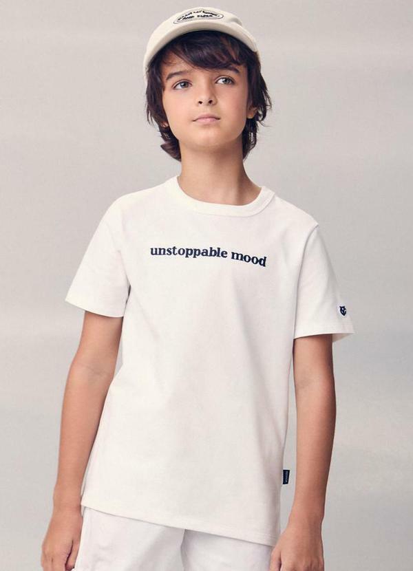 Camiseta com Lettering Branco