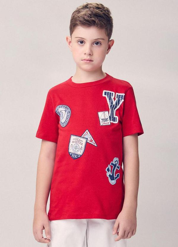 Camiseta com Patch Vermelho