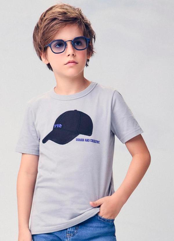 Camiseta Infantil com Boné Bordado Cinza