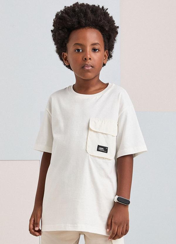 Camiseta Off White com Bolso e Lapela Pérola
