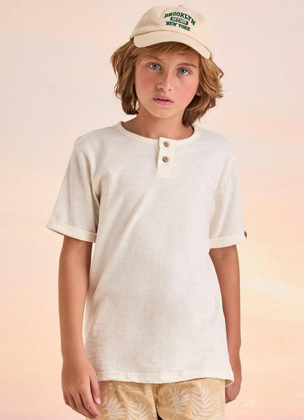 Camiseta Off White com Peitilho Off White