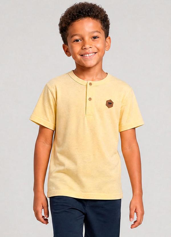 Camiseta com Botões e Aplicação Frontal Amarelo