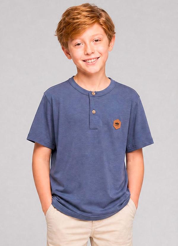 Camiseta com Botões e Aplicação Frontal Azul
