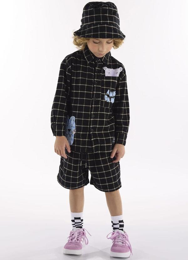 Vista 2 Conjunto com Camisa e Bermuda Preto Três e Já Três e Já