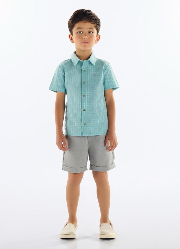 Conjunto com Camisa Xadrez e Bermuda Verde
